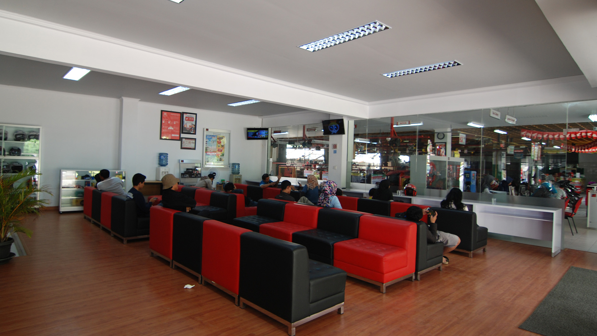 Teknisi AHASS Bintang Motor saat perawatan kendaraan