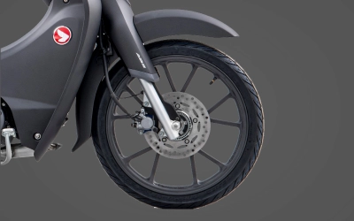 Fitur V-Shaped Cast Wheels & Tubeless Tires