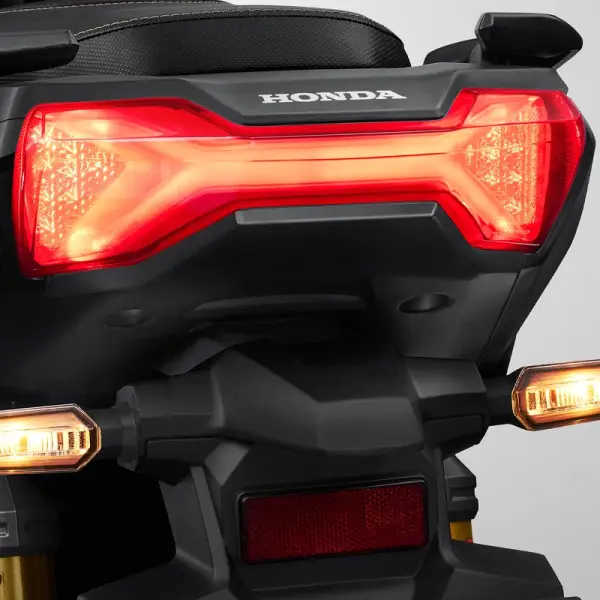 Keunggulan Fitur LED Taillight & Emergency Stop Signal.