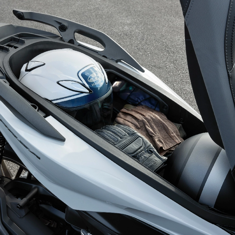 Fitur Extra Large Luggage Box with New LED