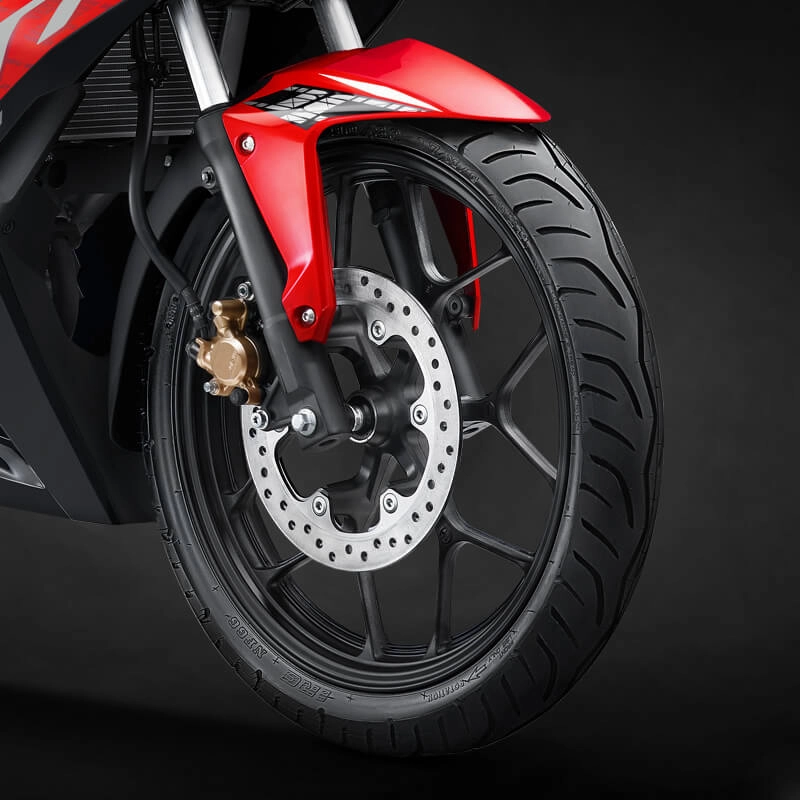 Fitur Front Wide Tubeless Tire & Disc Brake