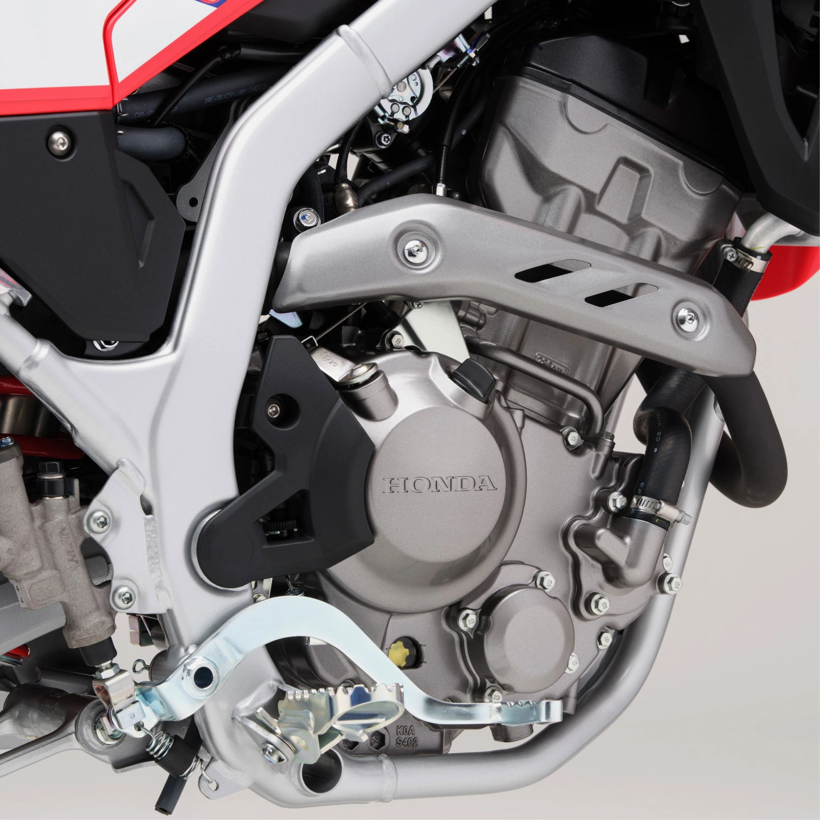 Fitur 250cc DOHC Engine With Assist/Slipper Clutch