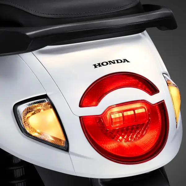 Keunggulan Fitur New Taillight & Winker Design