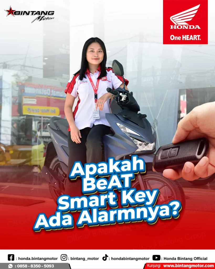 Karyawan Dealer Honda Bintang Motor berpose dengan Honda BeAT Smart Key berwarna abu-abu, menunjukkan fitur alarm dan remote key modern.