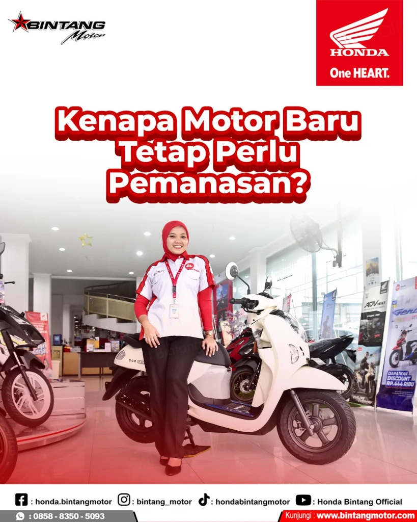 Teknisi Bintang Motor sedang melakukan pengecekan rutin dan memanaskan mesin motor Honda baru sebelum diserahkan kepada konsumen.