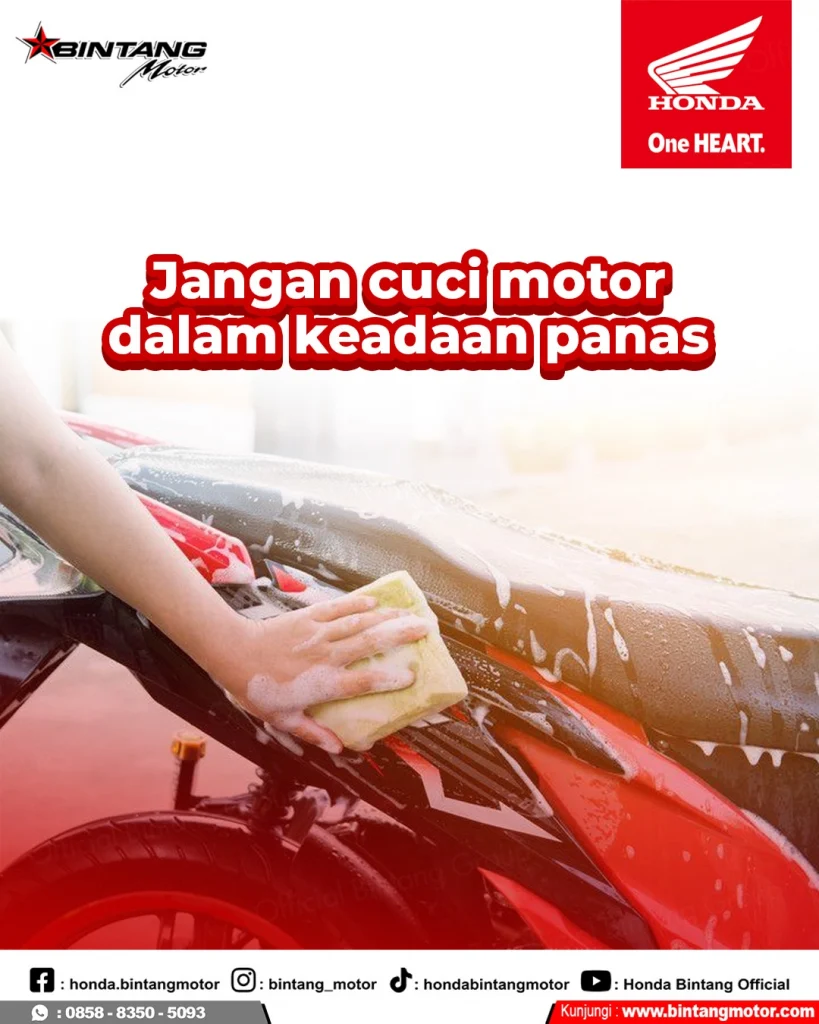 Pemilik motor sedang menunggu mesin motor Honda dingin sebelum dicuci di area servis Bintang Motor.